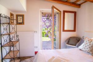 una camera da letto con un letto e una porta che dà su un cortile di Haus In Ostra Mit Privatem Pool a Ostra