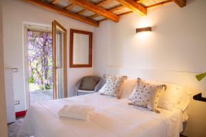 una camera da letto con un grande letto bianco con una finestra di Haus In Ostra Mit Privatem Pool a Ostra