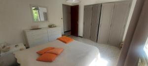 a bedroom with a white bed with orange towels on it at Villa Maison de campagne 04 Vacheres Luberon 3 chambres 8 personnes in Vachères