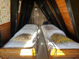 two bunk beds in a wooden cabin withacers at Ferienhaus im Feriendorf Freilingen (Eifel). in Freilingen +29 photos