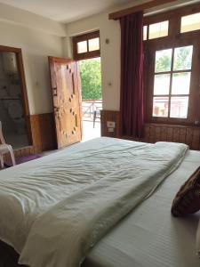 Rúm í herbergi á Joeys Hostel Manali
