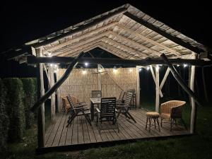 Patio lub wspólna przestrzeń na świeżym powietrzu w obiekcie Dom Między Jeziorami