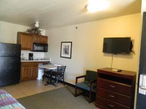 Kuchyň nebo kuchyňský kout v ubytování Paris Extended Stay Suites