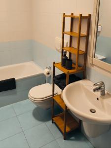 un bagno con un lavandino, un water e un lavandino di Gloria's GARDENIA RETREAT a Como