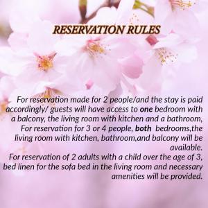 een gedicht met een bos roze bloemen bij AURA BEACH apartment in Boergas