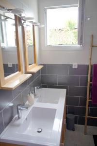 Et badeværelse på Maison tout confort 6 personnes à 300m de la plage - Clim & Wifi + 24 billeder