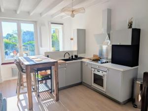Kuchyň nebo kuchyňský kout v ubytování VIEUX PASSAGE, Maison avec cour privée à 150 m du PORT et de la PLAGE