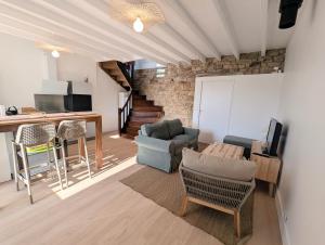 TV a/nebo společenská místnost v ubytování VIEUX PASSAGE, Maison avec cour privée à 150 m du PORT et de la PLAGE