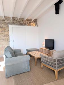 TV a/nebo společenská místnost v ubytování VIEUX PASSAGE, Maison avec cour privée à 150 m du PORT et de la PLAGE