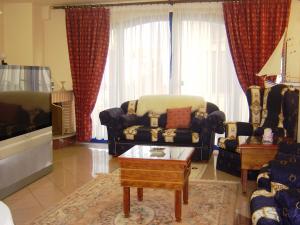 sala de estar con sofá y TV en Kalimera Hotel en Poros