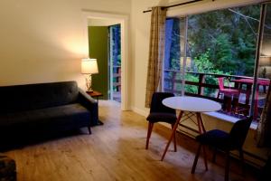 a living room with a couch and a table at Green Hill at Rainier Lodge (0.4 miles from the entrance) in Ashford