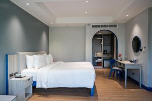Postel nebo postele na pokoji v ubytování Phuket Island View Resort - SHA Extra Plus