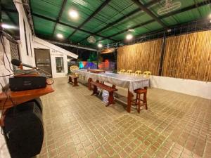 Cette chambre comprend une table de ping-pong et des chaises. dans l'établissement Villa Espera's Luxury Staycation, à Sampong