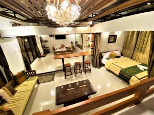 une chambre avec un lit, une table et un canapé dans l'établissement Villa Espera's Luxury Staycation, à Sampong