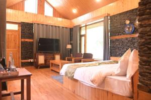 Μια τηλεόραση ή/και κέντρο ψυχαγωγίας στο Jibhi Village +17 φωτογραφίες