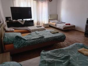 TV a/nebo společenská místnost v ubytování Nina Apartments