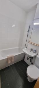 Ένα μπάνιο στο günstiges Studio Dachgeschoss an der Messe