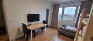 Μια τηλεόραση ή/και κέντρο ψυχαγωγίας στο günstiges Studio Dachgeschoss an der Messe