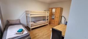 Ένα ή περισσότερα κρεβάτια σε δωμάτιο στο günstiges Studio Dachgeschoss an der Messe