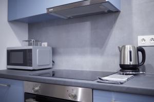 Η κουζίνα ή μικρή κουζίνα στο ARIS Central Kallithea