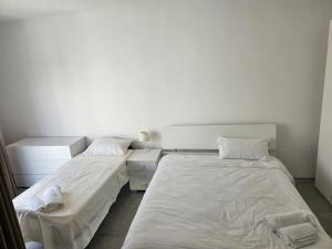 two beds sitting next to each other in a room at 3 Bedroom Flat at Naxxar in Talʼ Uai