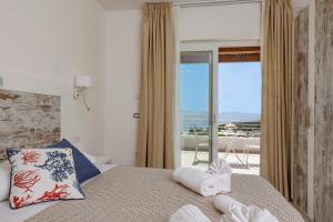 Ein Bett oder Betten in einem Zimmer der Unterkunft Mercury Beach Hotel