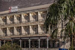 特雷比涅莱奥塔尔酒店的侧面有阳台的建筑