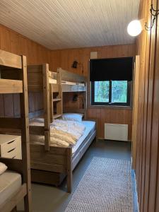Ένα ή περισσότερα κρεβάτια σε δωμάτιο στο Large and family friendly cabin near Langedrag