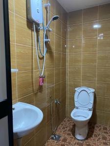 a bathroom with a toilet and a sink at DTetamu Bangi Homestay in Bandar Baru Bangi