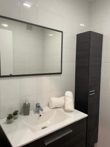 ein Badezimmer mit Waschbecken und Spiegel in der Unterkunft Joaquín Potel in Caldas de Reis