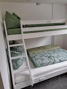 Postel nebo postele na pokoji v ubytování Geräumige Ferienwohnung mit eigenem Garten, Klaus