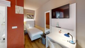 TV a/nebo společenská místnost v ubytování greet hotel Lille Gare Flandres - Groupe Accor