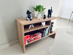 een houten plank met snacks en een plant erop bij Cozy Apartament Maspalomas in San Bartolomé