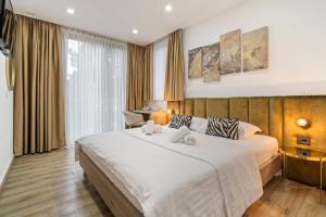 pokój hotelowy z dużym łóżkiem i biurkiem w obiekcie Hotel National w Zagrzebiu