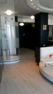 a bathroom with a shower and a toilet in a room at Эксклюзив в Мост Сити, 22 этаж, балкон, вид на реку in Dnipro