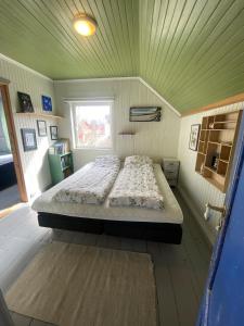 a bedroom with a bed in a room with a window at Hus i Kabelvåg sentrum in Kabelvåg +5 photos