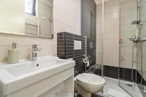 łazienka z umywalką, toaletą i prysznicem w obiekcie Hotel National w Zagrzebiu +37 zdjęć