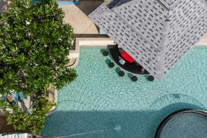 Bazén v ubytování Phuket Island View Resort - SHA Extra Plus nebo v jeho okolí