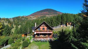 an aerial view of a house in the mountains at Montebello Colibita in Colibiţa