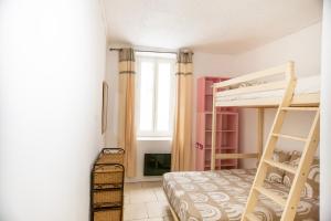 Proche du port et tout confort في لاسيوتا: غرفة نوم مع سرير بطابقين ونافذة