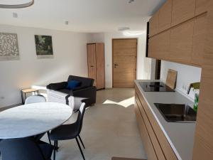 Kuchyň nebo kuchyňský kout v ubytování New Apartment Trui Ensemble in Laas