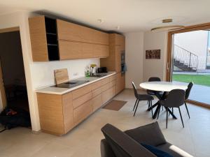 Kuchyň nebo kuchyňský kout v ubytování New Apartment Trui Ensemble in Laas