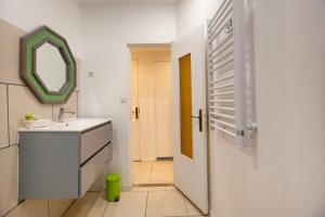 Proche du port et tout confort في لاسيوتا: حمام مع حوض ومرآة +10 صور