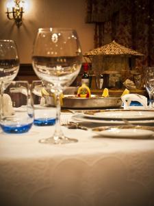 a table with wine glasses on a white table cloth at Hotel Begoña Park in Gijón