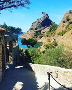 Proche du port et tout confort في لاسيوتا: طريق يؤدي إلى جبل به مسطح مائي