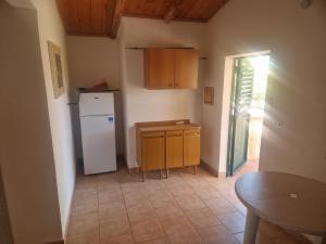eine kleine Küche mit Kühlschrank und Tisch in der Unterkunft Casa vacanza sul mare 1 in Santa Caterina Dello Ionio Marina