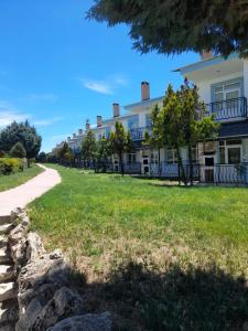a view of the inn from the road at Aydın palace termal in İhsaniye