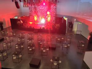 an overhead view of a room with tables and chairs at Living Holiday in Middelkerke