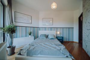 Posteľ alebo postele v izbe v ubytovaní Panorama Gór - Centrum Miasta, Apartament z widokiem na Szrenicę