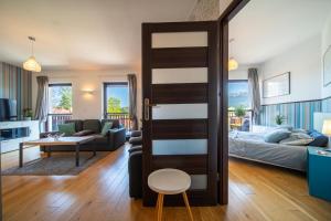 Posteľ alebo postele v izbe v ubytovaní Panorama Gór - Centrum Miasta, Apartament z widokiem na Szrenicę